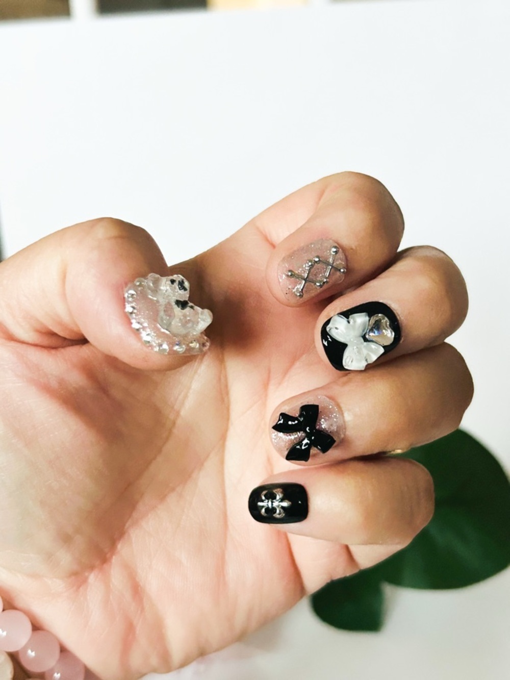 Manual Nailart Black & White Bow Press-On Nails - Picture 3 of 3